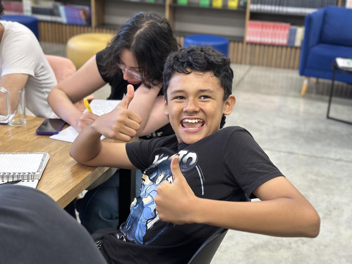 Johan asiste a un taller en la Casa de la Literatura con los escritores Andrés Ospina y Claudia Amador