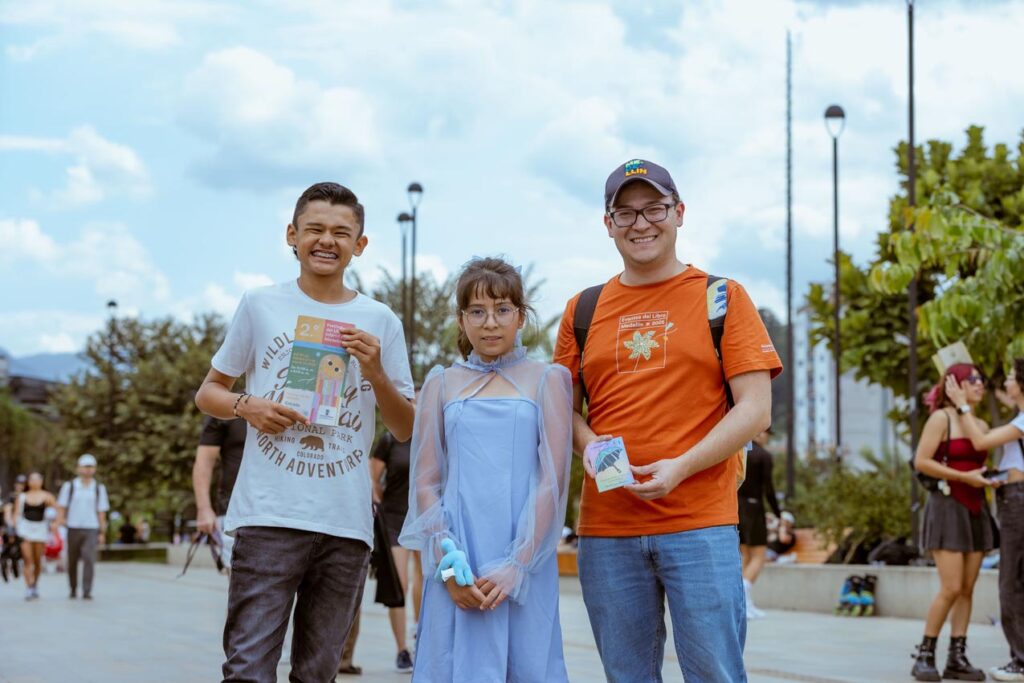 Abril Espinosa, Joan y el secretario de Cultura de Medellín