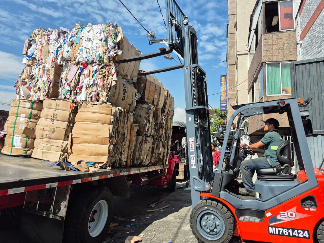 La cooperativa Recimed adquirió un montacargas con recursos que le adjudicó la Alcaldía de Medellín como parte del Incentivo al Aprovechamiento y Tratamiento de Residuos (IAT). 