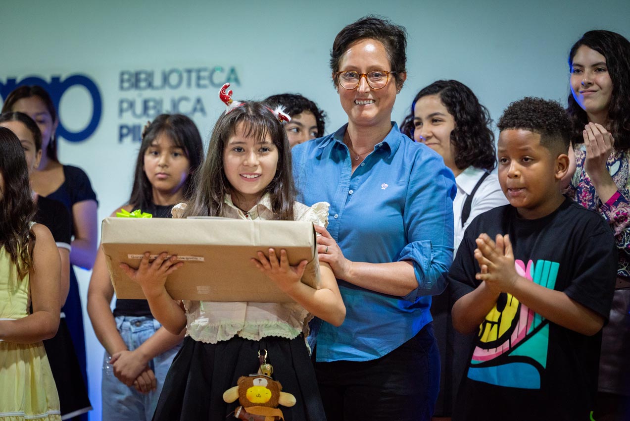 Abril, la prima de Joan, es la más reciente ganadora del Concurso de Cuento Infantil Pedrito Botero, organizado por la Biblioteca Pública Piloto Abril, la prima de Joan, es la más reciente ganadora del Concurso de Cuento Infantil Pedrito Botero, organizado por la Biblioteca Pública Piloto