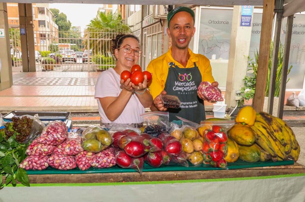 Rigoberto de Jesús Soto Grajales y su esposa Silvia en Mercados Campesinos