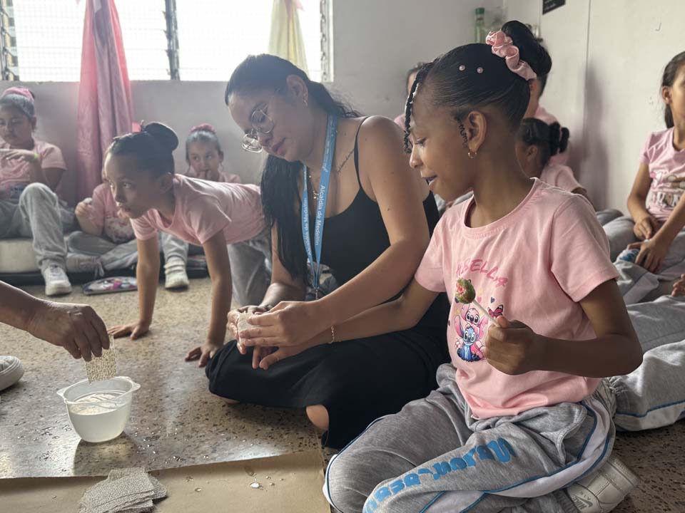 imagen estudiantes de un colegio de Medellín AGUA