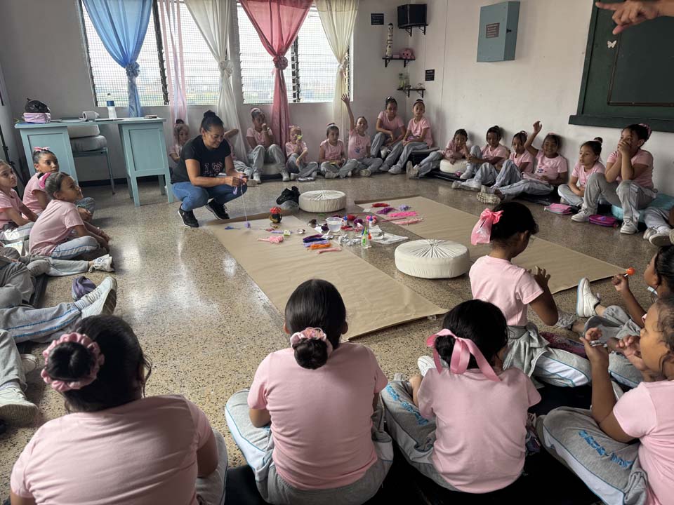 imagen estudiantes de un colegio de Medellín GRUPO