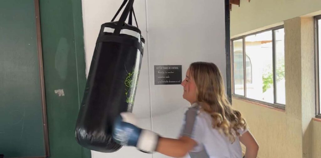 imagen estudiantes de un colegio de Medellín SACO