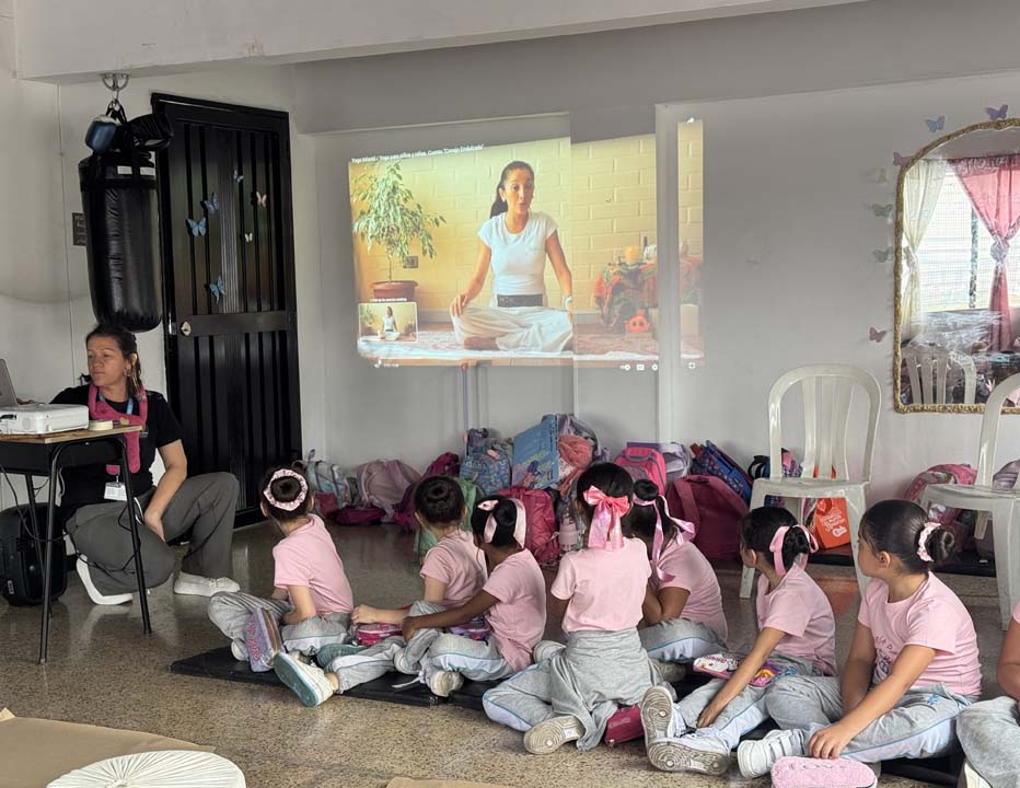 imagen estudiantes de un colegio de Medellín YOGA