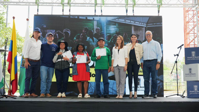 Imagen de Secretarios con grupo de recicladores en tarima