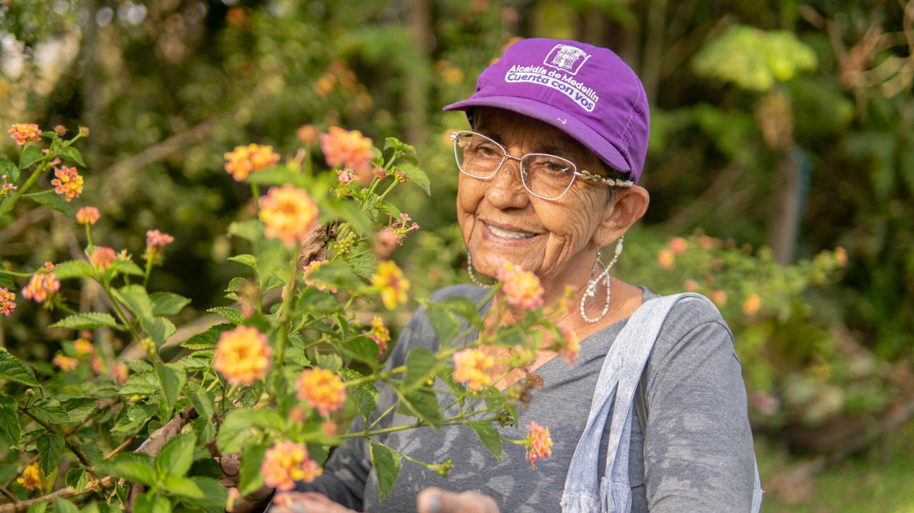 Imagen de adulta mayor sonriente