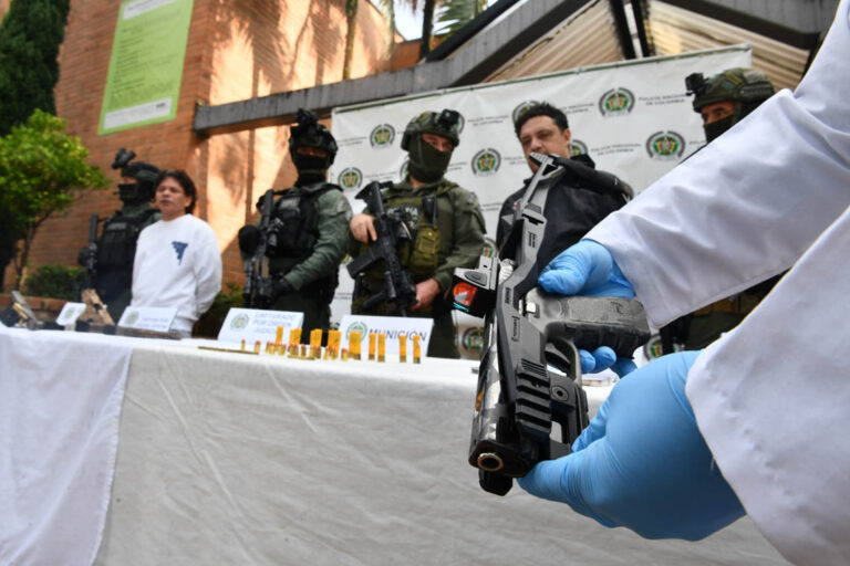 Imagen de arma y una persona capturada por la Policía