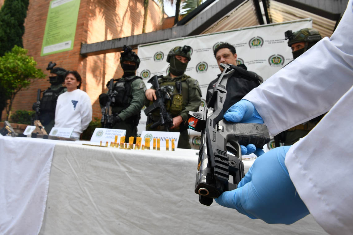 Imagen de arma y una persona capturada por la Policía