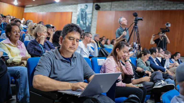 Imagen de asistentes a un evento en un auditorio