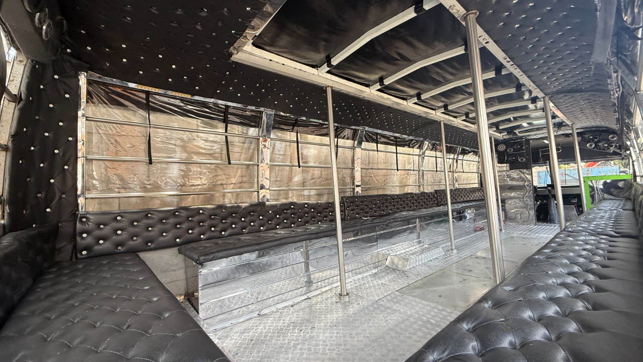 Imagen de bus personalizado como discoteca