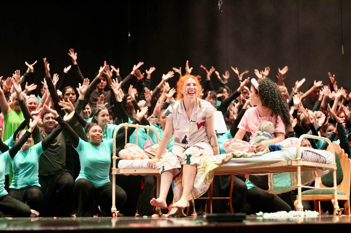 Imagen de cantantes en una obra de teatro