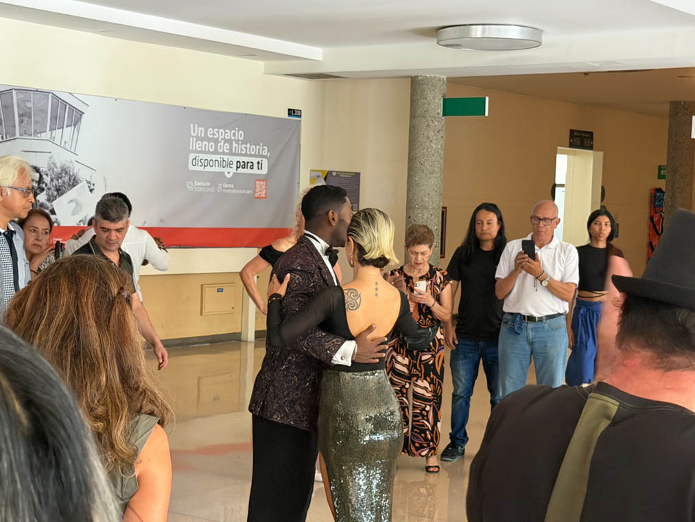 Imagen de clase de tango en el aeropuerto EOH