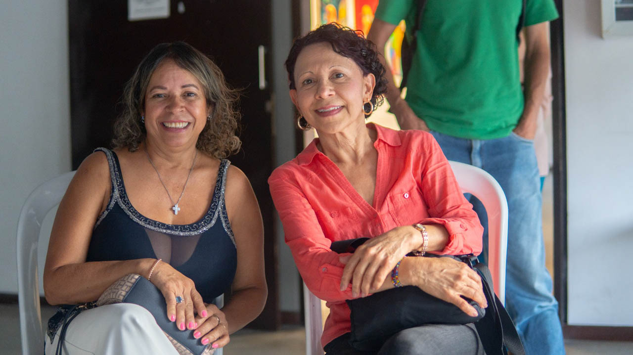 Imagen de dos ciudadanos sonrientes