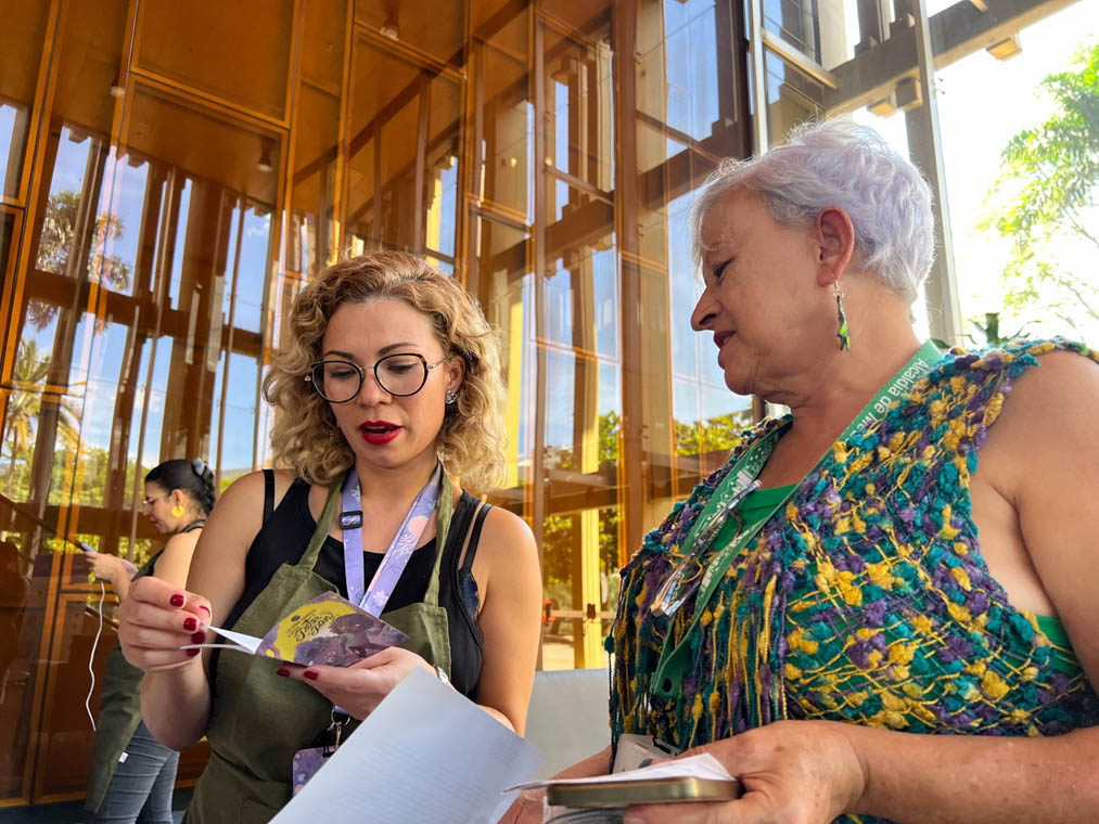 Imagen de dos mujeres leyendo un folleto