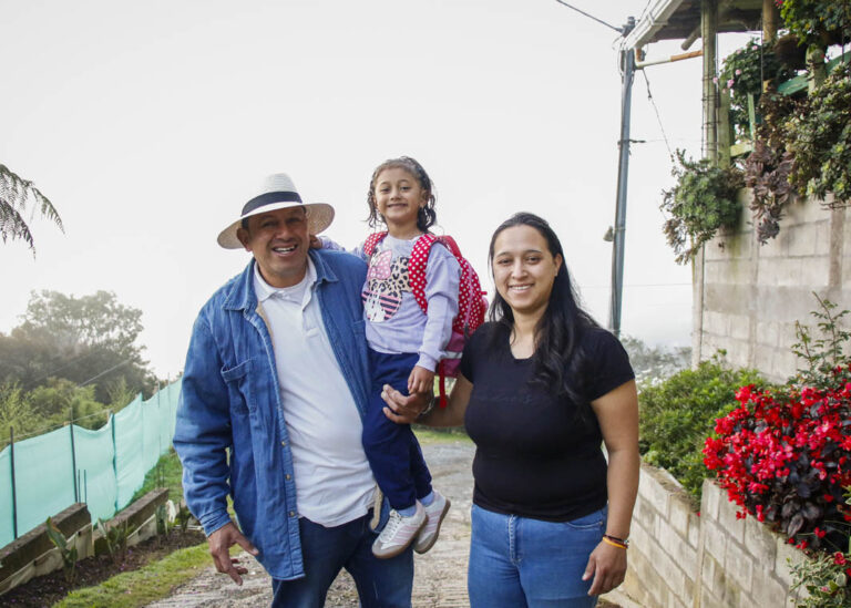Imagen de familia Rodrigo, Sandra cargando a su hija María Clara