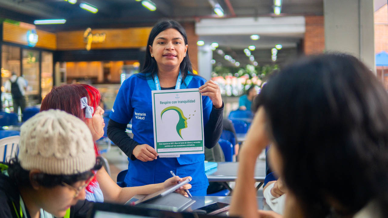 Imagen de funcionaria orientando a grupo de jóvenes