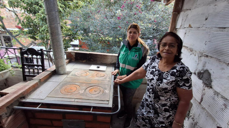 Imagen de funcionaria y una beneficiaria de estufa artesanal eficiente