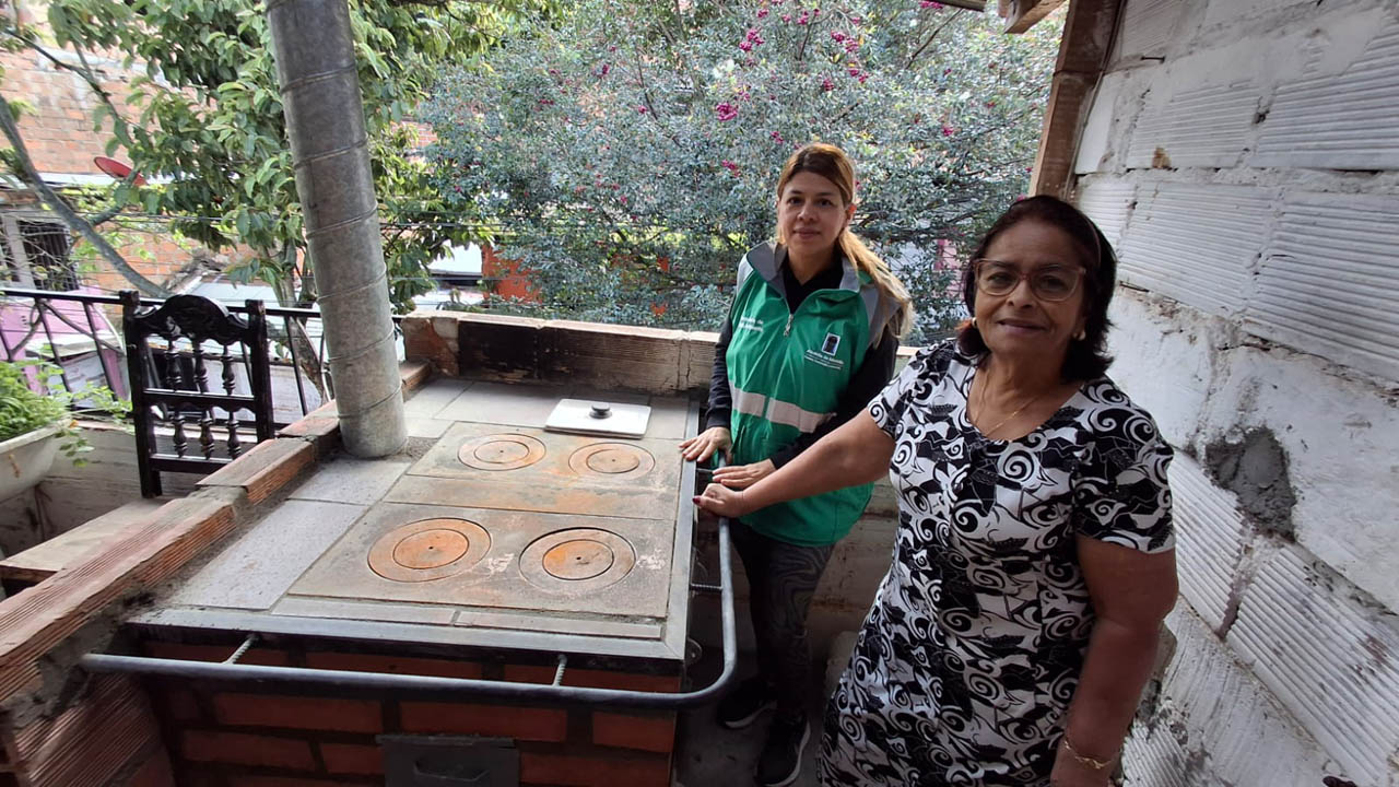 Imagen de funcionaria y una beneficiaria de estufa artesanal eficiente
