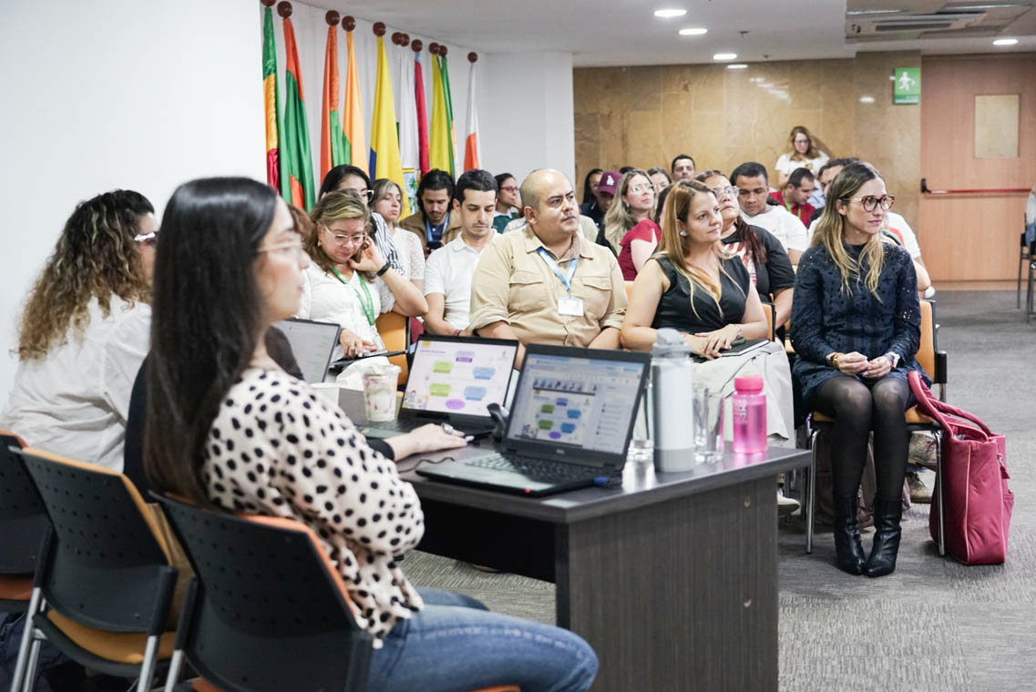 Imagen de grupo de asistentes a evento