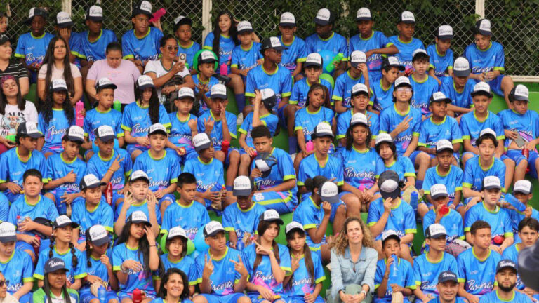 Imagen de grupo de jóvenes del programa Parceritos