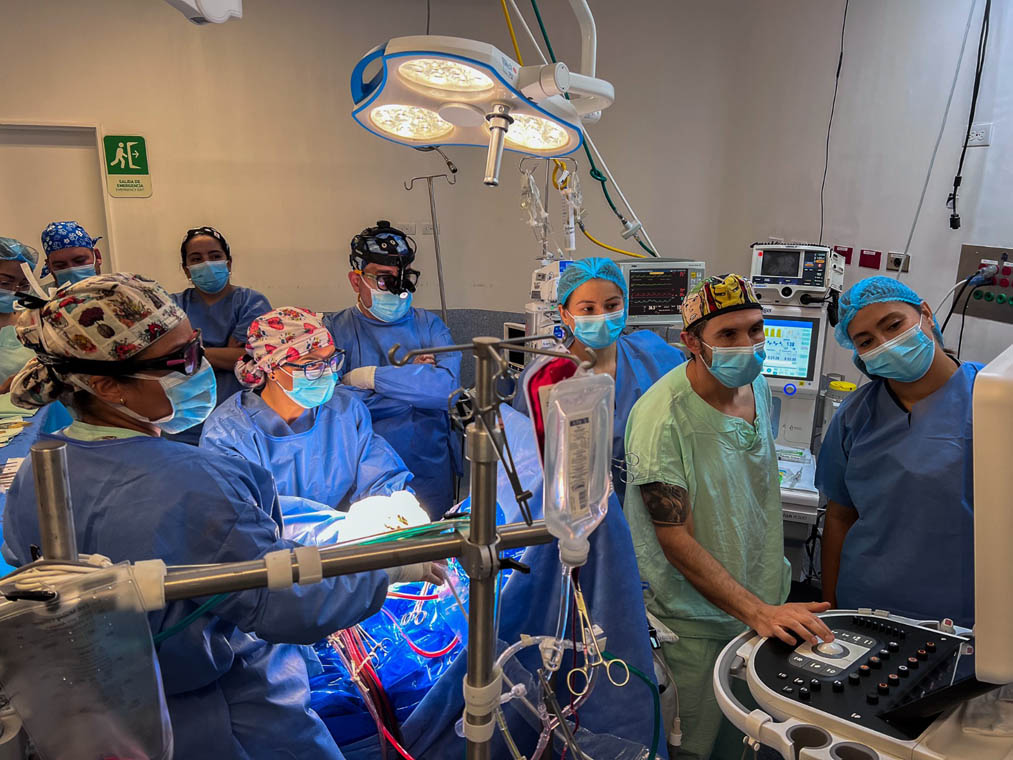 Imagen de grupo de médicos monitoreando una cirugía