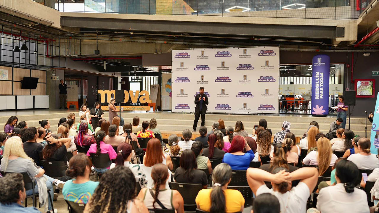 Imagen de grupo de mujeres en evento