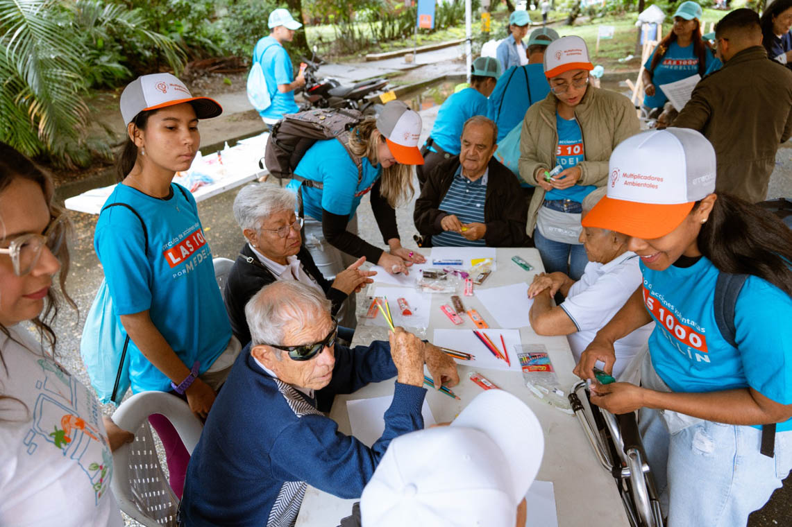 Imagen de grupo de voluntarios con adultos mayores