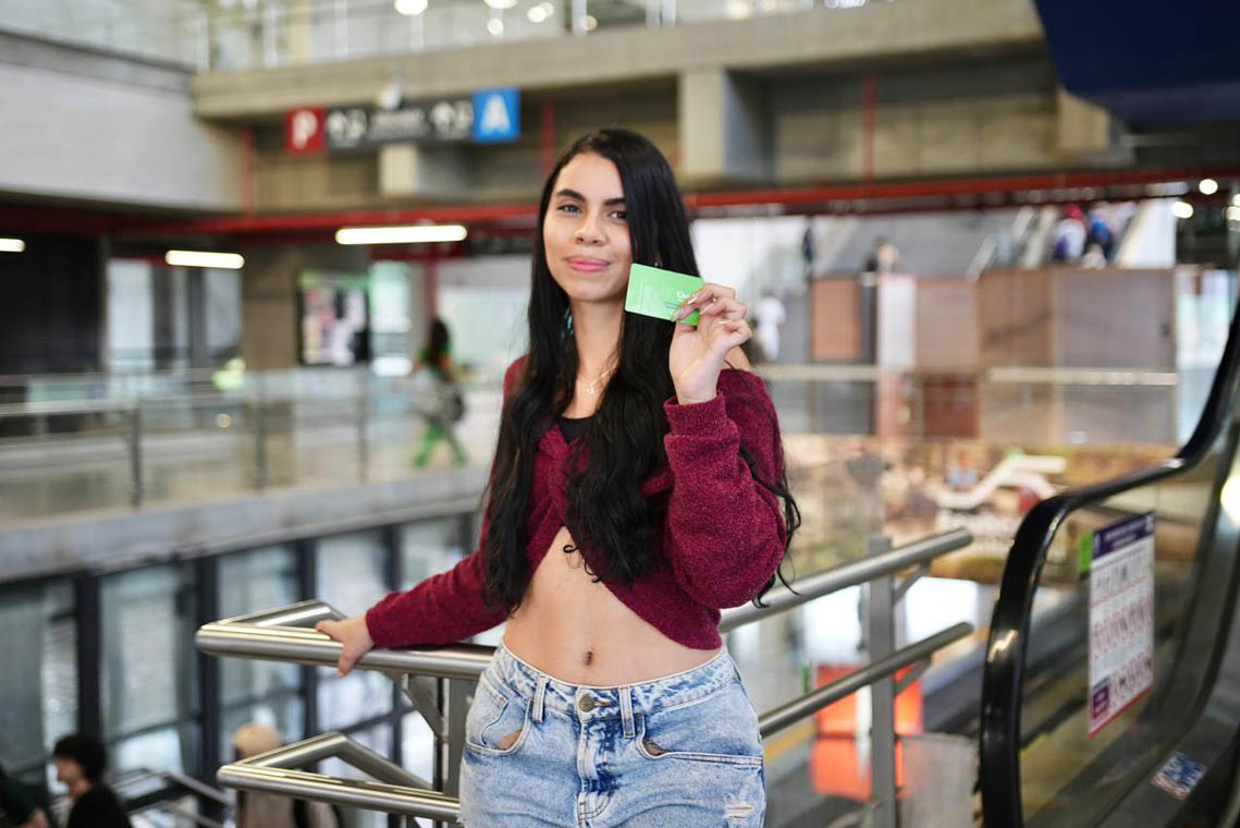 Imagen de jovencita enseñando la tarjeta Cívica del metro