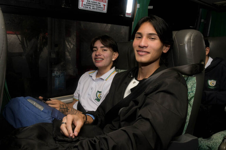 Imagen de jóvenes estudiantes en un bus