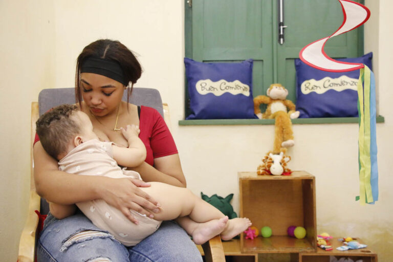 Imagen de madre gestante alimentando a bebé