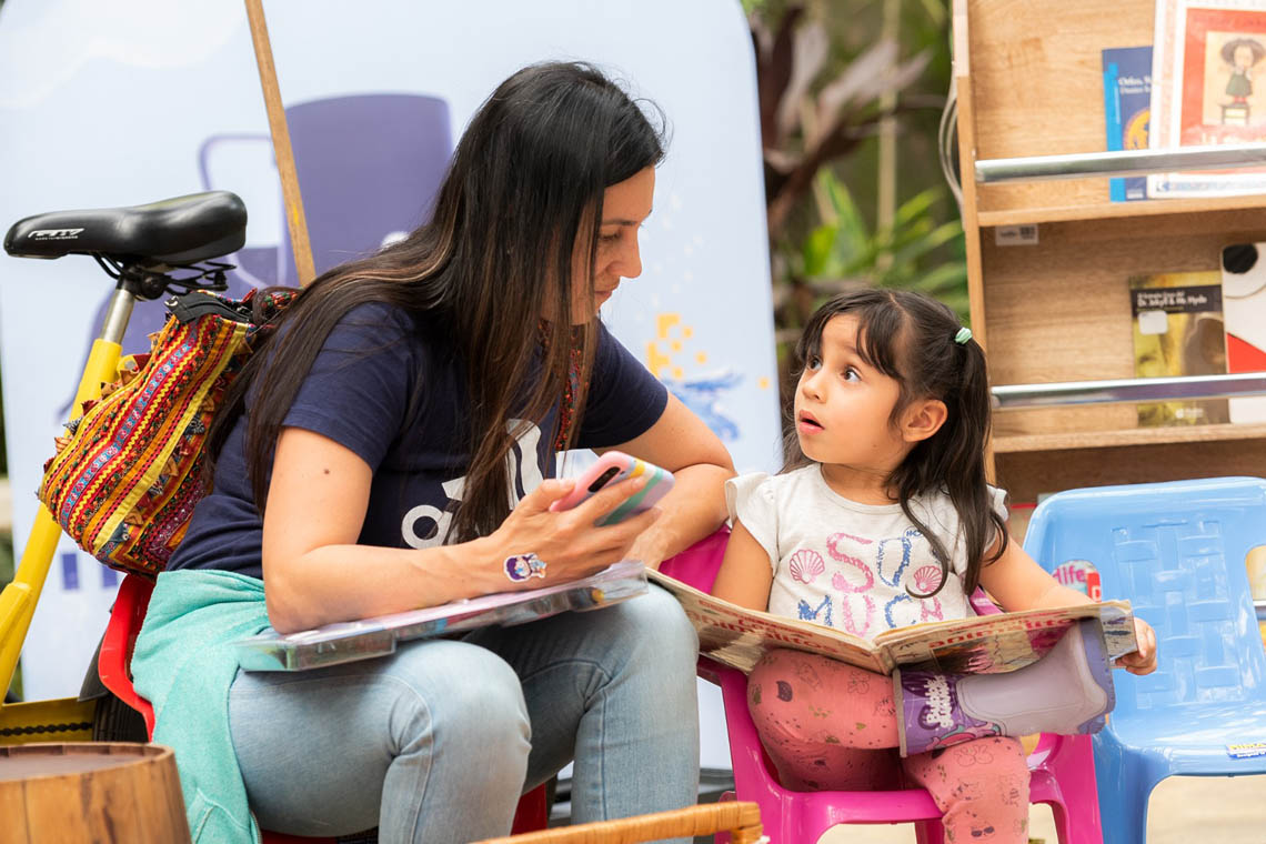 Imagen de madre leyendo un libro con su hija