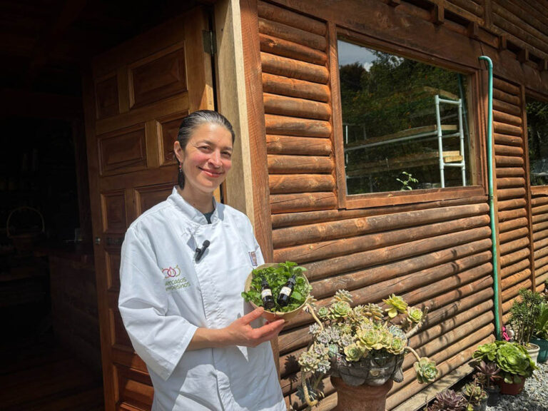 Imagen de mujer emprendedora con una canasta de sus productos