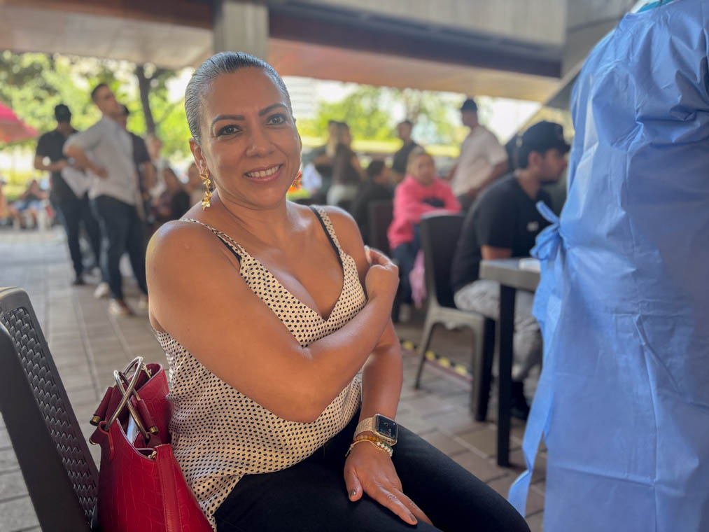 Imagen de mujer que recibió una vacuna