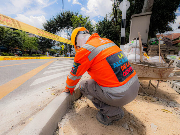 Imagen de obrero trabajando en andén