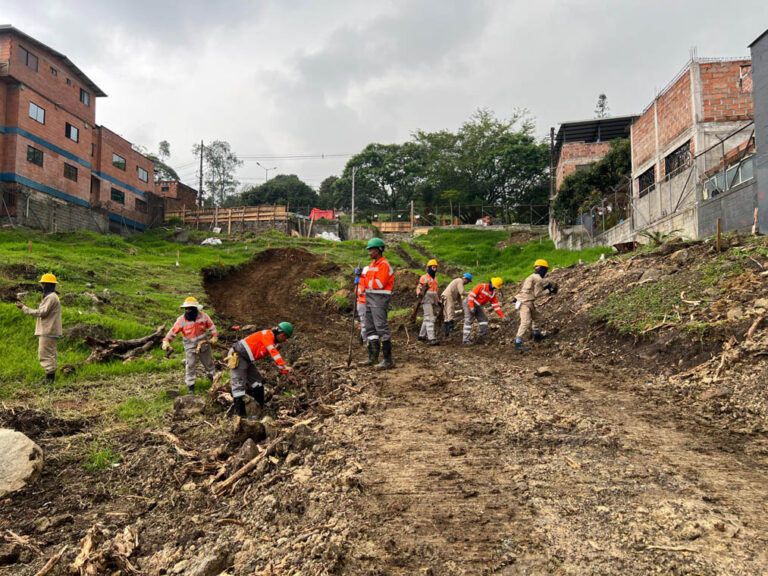 Imagen de obreros trabajando en terreno