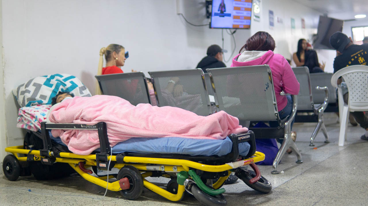 Imagen de paciente acostado en una camilla