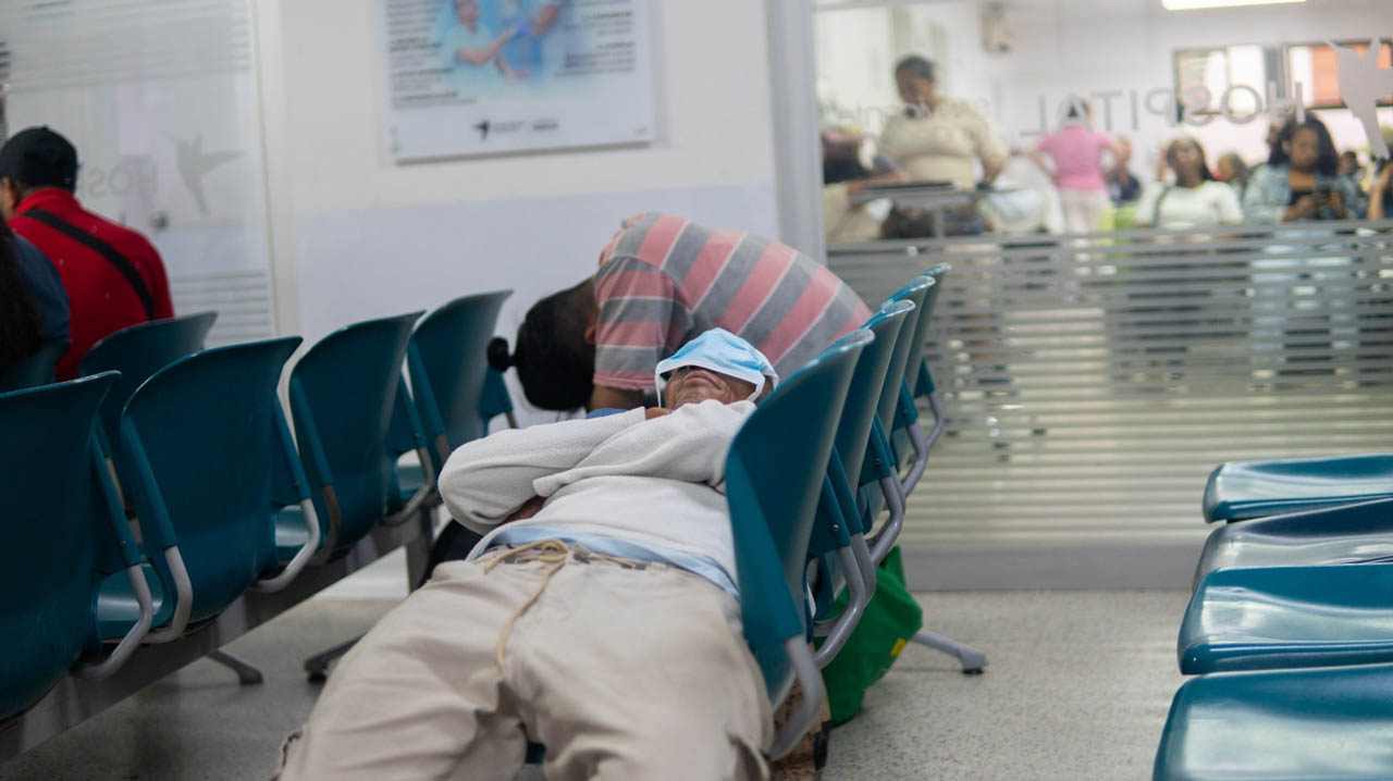 Imagen de paciente acostado en unas sillas
