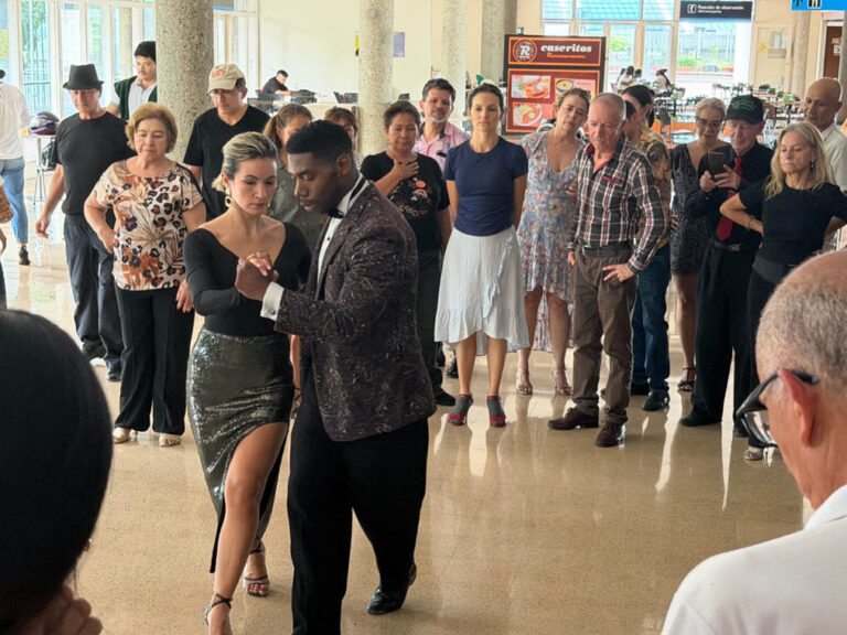 Imagen de pareja en clase de tango en el aeropuerto