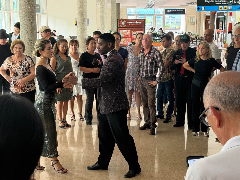 Imagen de pareja en clase de tango en el aeropuerto EOH