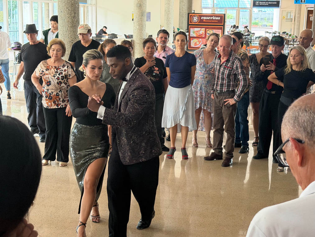 Imagen de pareja en clase de tango en el aeropuerto