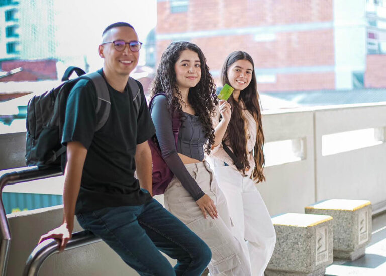 Imagen de tres jóvenes en plataforma del metro