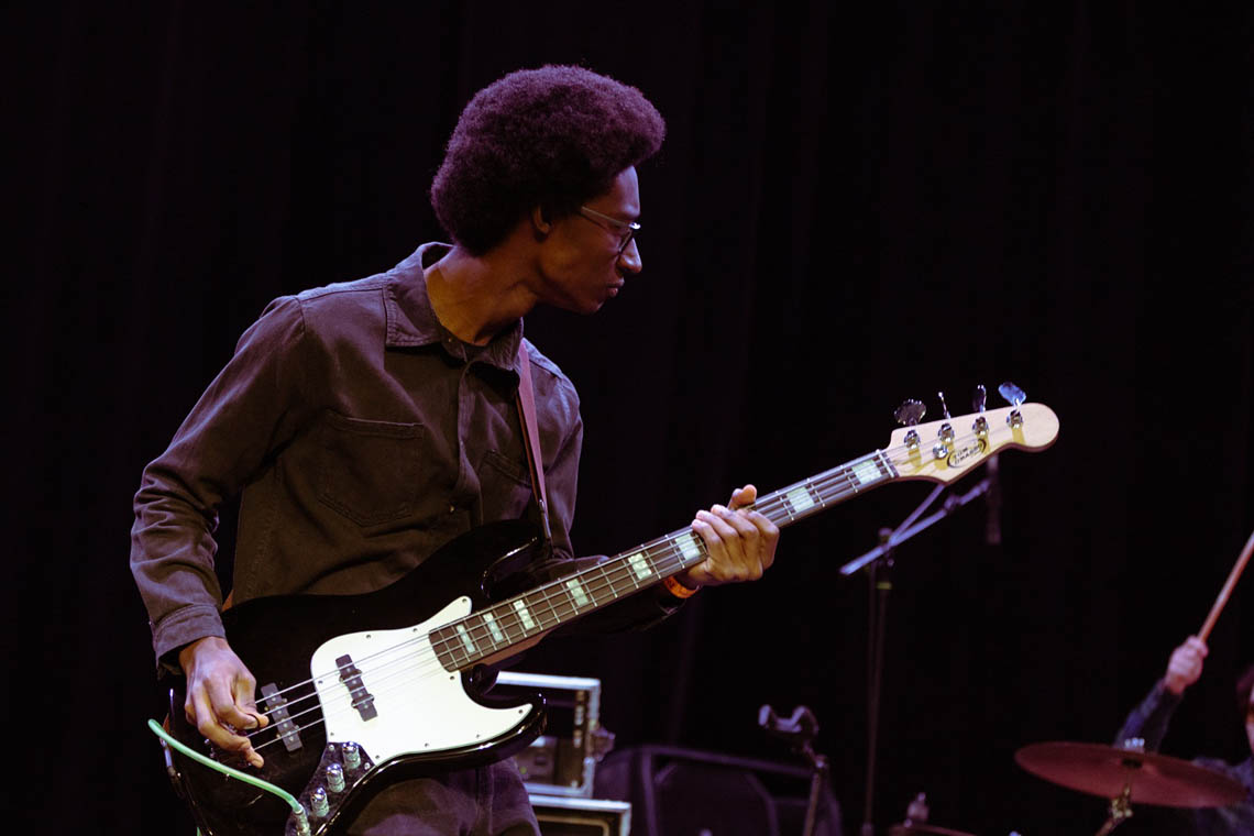 Imagen de un bajista tocando