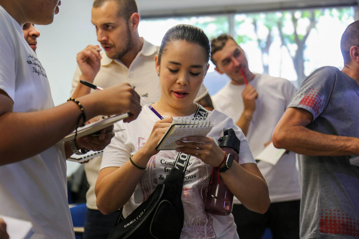 Imagen de una joven tomando nota en una libreta