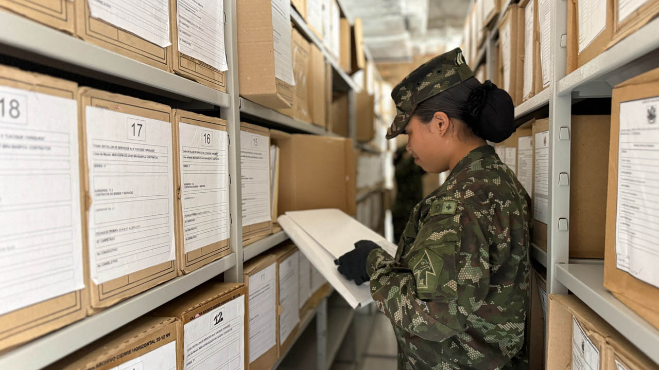 Imagen de una militar en un archivo documental