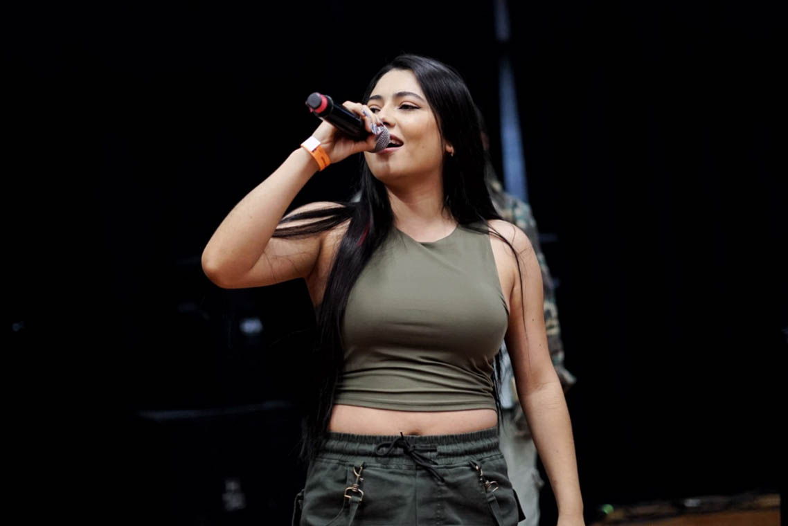 Imagen de una mujer cantando