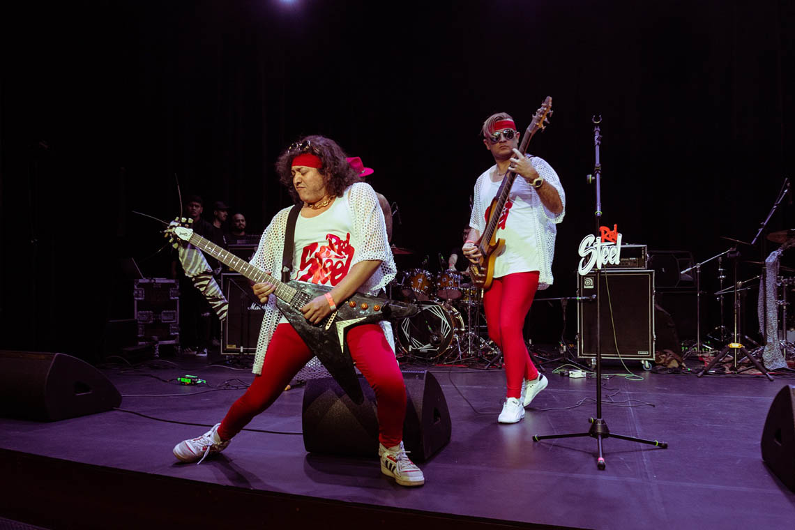 Imagen de unos guitarristas tocando en el escenario