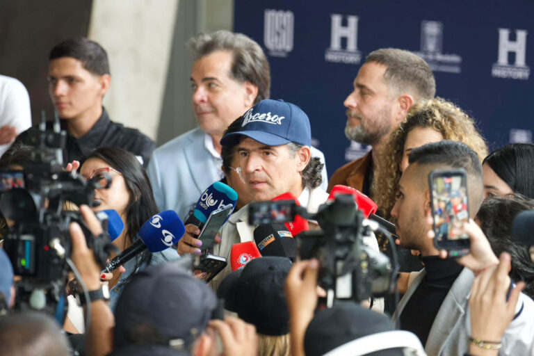 Imagen del Alcalde Federico Gutiérrez atendiendo a medios de comunicación