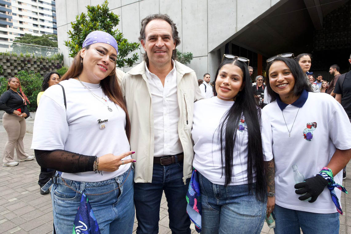Imagen del Alcalde Federico Gutiérrez con mujeres de la comunidad