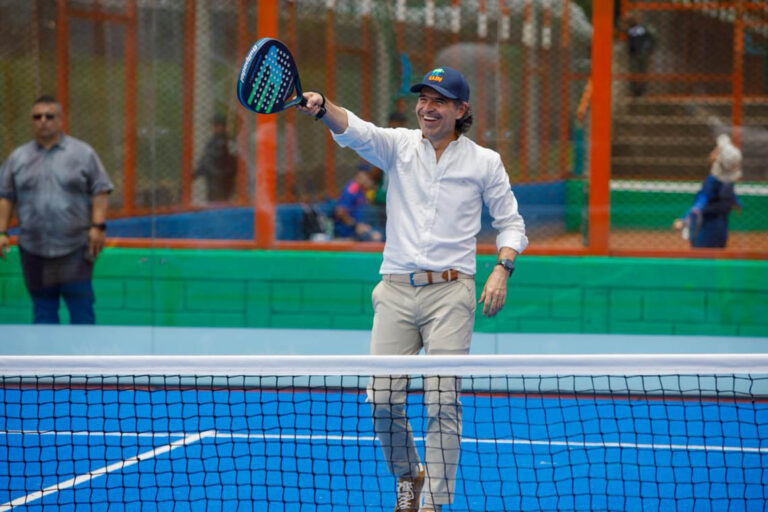 Imagen del Alcalde Federico Gutiérrez en cancha de pádel